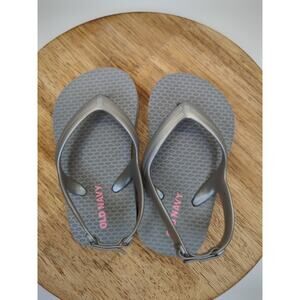 Old Navy Girls Size 5 Grey Flip Flops
